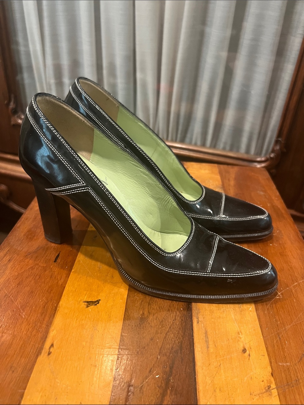 Black Heel Pumps with Contrast Stitching - Women's Shoes 5.5 fit tagged 6